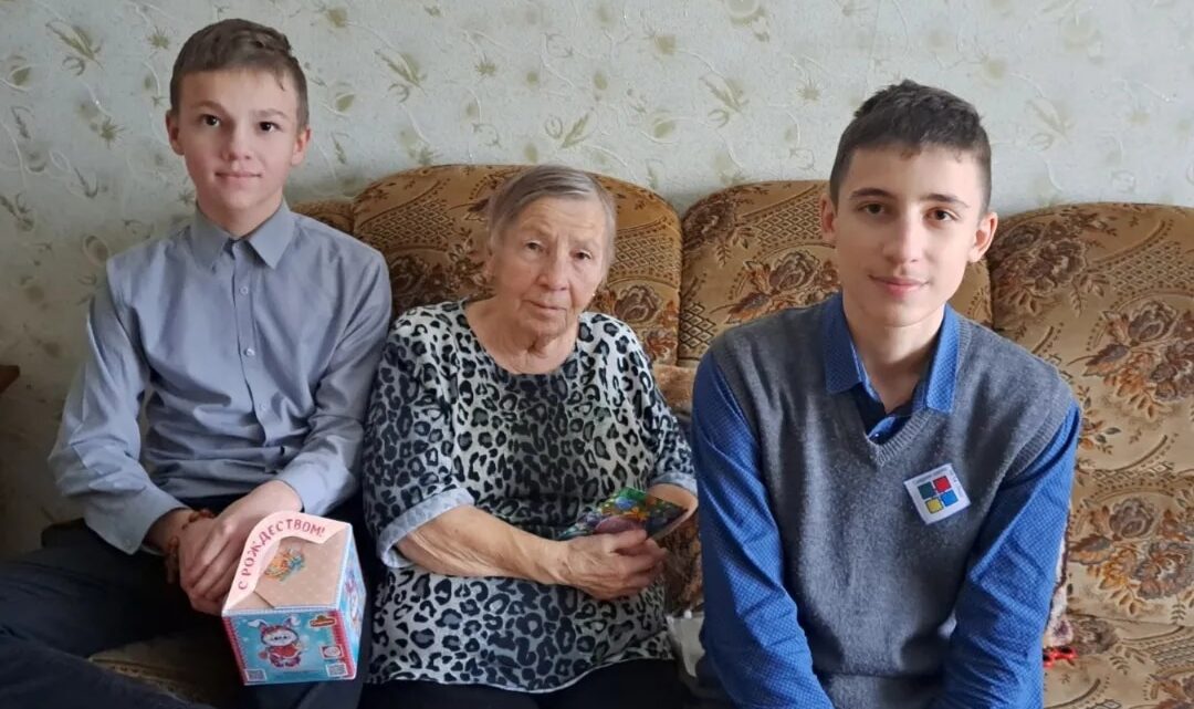 Праздники продолжаются. Учащиеся VII «Б» в рамках акции «Сердце для…» поздравили подшефных одиноко проживающих с Новым годом и Рождеством. Праздники продолжаются. Учащиеся VII «Б» в рамках акции «Сердце для…» поздравили подшефных одиноко проживающих с Новым годом и Рождеством.