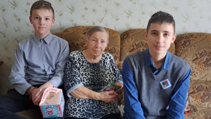 Праздники продолжаются. Учащиеся VII «Б» в рамках акции «Сердце для…» поздравили подшефных одиноко проживающих с Новым годом и Рождеством.