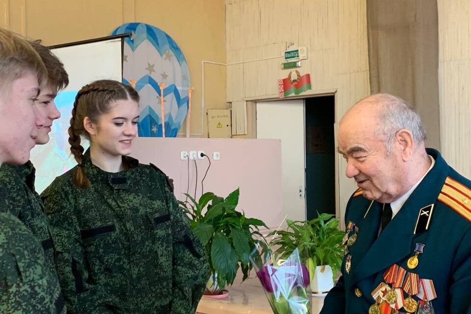 Час общения «Живем, помним и храним» с участием ветерана Вооруженных сил Третьяковым А.П. Час общения «Живем, помним и храним» с участием ветерана Вооруженных сил Третьяковым А.П.