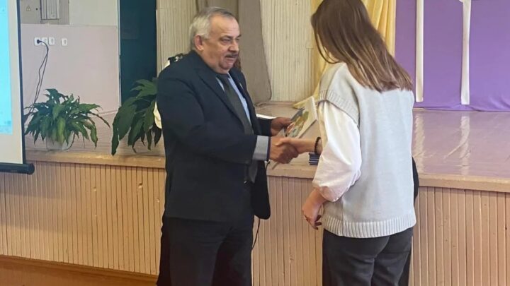 Учащимся достигшим 14 -летнего возраста вручены подарочные издания «Я — гражданин Республики Беларусь».