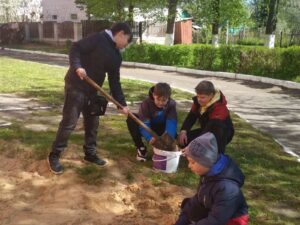 Учащиеся 5Б класса приняли участие в патриотическом субботнике «Их подвиг в памяти потомков сохраним».