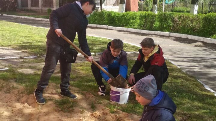 Учащиеся 5Б класса приняли участие в патриотическом субботнике «Их подвиг в памяти потомков сохраним».