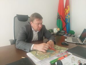 Десятки новых и обновленных объектов появятся в Лиде в год 700-летия города. Какие новостройки уже завершены, а где еще строители наводят лоск, какие изюминки появятся к юбилею, узнали у председателя Лидского райисполкома Сергея Ложечника 💯