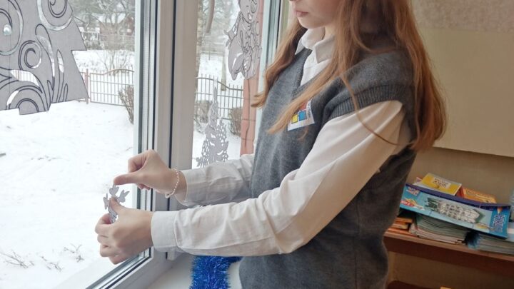 Вожатые из 8 «Б» Настя и Яна помогли создать новогоднее настроение  подшефному 3″Б» классу.