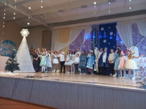 Ярко, зажигательно, весело отпраздновали приближающийся Новый год учащиеся начальных классов вместе со сказочными героями мюзикла «Сказки бабушки Сугробихи»