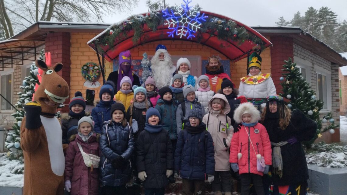 Сегодня учащиеся 1 «В», 2 «Б» и 2 «В» классов побывали в гостях у Лидского Деда Мороза в д. Белогруда. Сегодня учащиеся 1 «В», 2 «Б» и 2 «В» классов побывали в гостях у Лидского Деда Мороза в д. Белогруда.