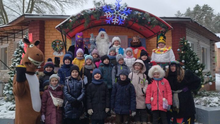 Сегодня учащиеся 1 «В», 2 «Б» и 2 «В» классов побывали в гостях у Лидского Деда Мороза в д. Белогруда.