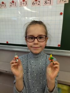 Учащиеся 1 «В» класса поучаствовали в мероприятиях, посвященных самой волшебной поре года — зиме.