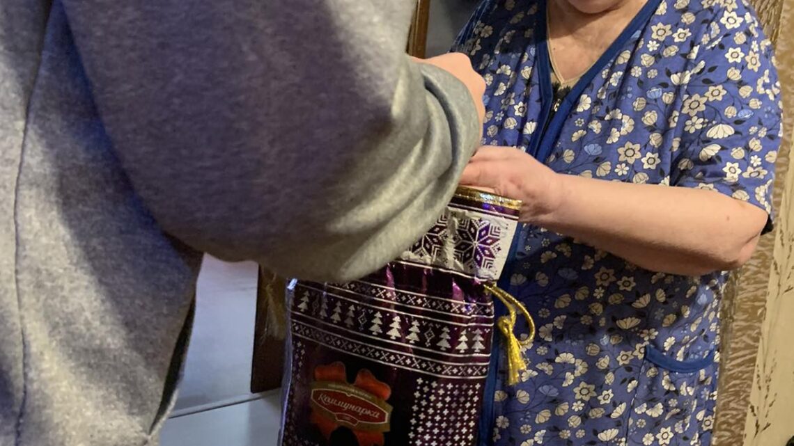 В канун Нового года и Рождества ребята 8 «А» класса подарили атмосферу праздника одиноким пожилым людям, окружили их вниманием