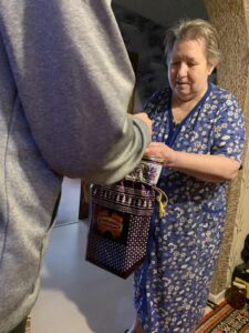 В канун Нового года и Рождества ребята 8 «А» класса подарили атмосферу праздника одиноким пожилым людям, окружили их вниманием