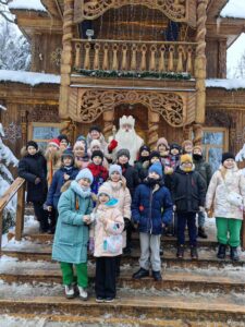 В один из прекрасных дней зимних каникул ребята 3″А», 4″А», 4″Б» классов побывали в одной из знаменитых достопримечательностей Беларуси — Поместье белорусского Деда Мороза в Беловежской пуще