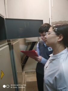 В рамках проекта «Зеленая школа» учащиеся проводят учет потребления энергии на основании показаний счетчиков.