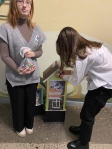 Сегодня стартовал новый этап экологической акции по сбору пластиковых крышечек и батареек.  Учащиеся 8 «Б» класса пополнили «домик» с отработаными батарейками на 95 штук, которые отправятся на переработку. Сохраним природу вместе!