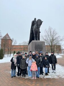 В рамках недели образовательного туризма 6 «В» класс посетил историческое место Лидчины — Лидский замок, а также совершили пешую прогулку по прилегающей территории.