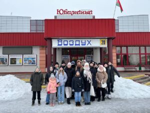 После пешеходной экскурсии 6 «В» класс отправился в кинотеатр! Полезно и весело учащиеся провели 6 школьный день!