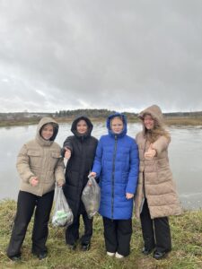 Уборка прибрежной территории водоема, расположенного в микрорайоне «Слобода».