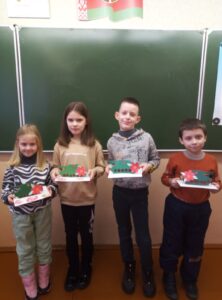 Сегодня учащиеся 2 Б класса сделали сюрпризы для своих пап к наступающему празднику 23 февраля.