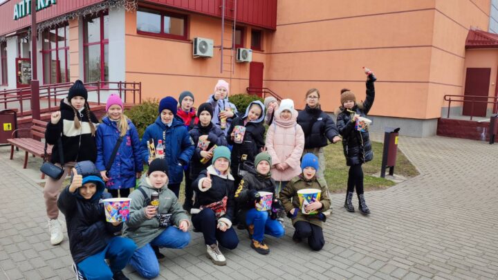 Учащиеся 4А провели субботний день в кинотеатре. А затем отправились на вкусные посиделки в кафе.