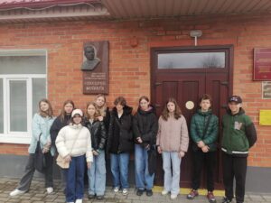 Теплым весенним днем учащиеся 7А класса посетили с экскурсией Дом В. Тавлая