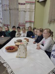 Сегодня в 1б классе урок русского языка (обучение чтению) прошёл в Лидском историко-художественном музее
