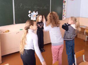 В шестой школьный день учащиеся 3 «В» класса приняли участие в игровом занятии «Я умею, можем МЫ!»
