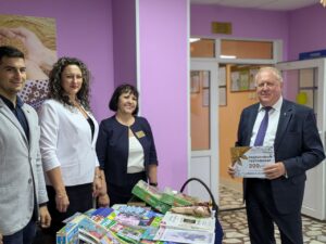 Председатель Гродненского областного объединения профсоюзов Виктор Лискович в рамках благотворительной акции «С добром и уважением» посетил социальный пансионат «Аквамарин» в Березовке